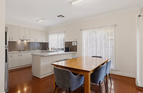 Seacombe Gardens Apartment | Family-Friendly 4-Bed Home with Parking