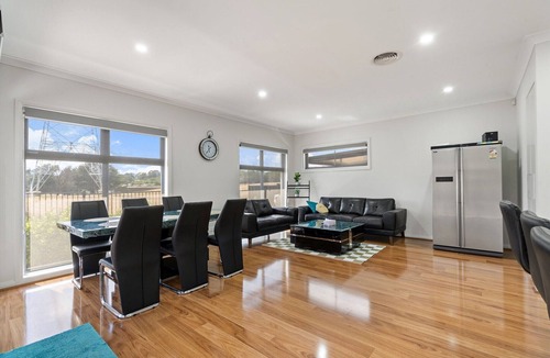 Holt Apartment | Family-Friendly 4-Bed Home with Courtyard