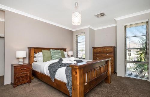 Jane Brook House | Family Friendly 4BR Home