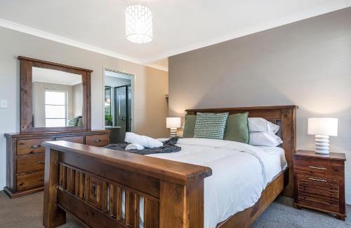 Jane Brook House | Family Friendly 4BR Home