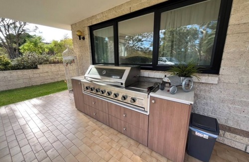 Kenthurst House | Family Friendly , Pet-friendly and a big swimming pool