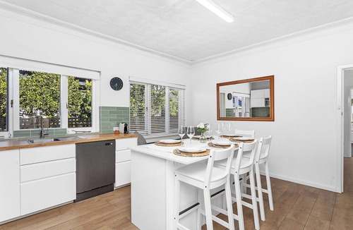 Bassendean House | Family-friendly stay featuring spacious lawn.