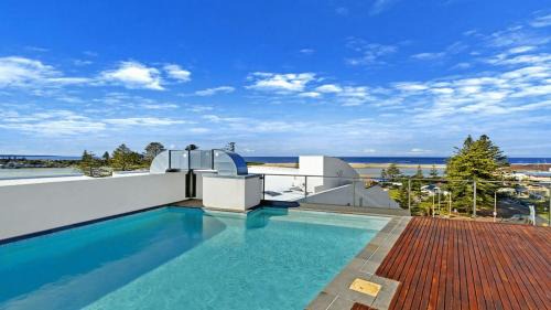 The Entrance Apartment | Family Friendly with 2 TVs Rooftop Pool