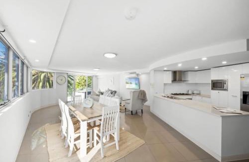The Entrance Apartment | Family Friendly with 2 TVs Rooftop Pool