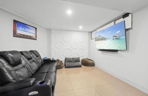 The Entrance Apartment | Family Friendly with 2 TVs Rooftop Pool