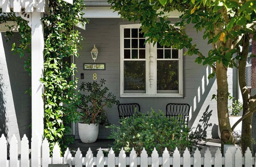 Mayfield East House | Family Home - Books, Yard & Central Location