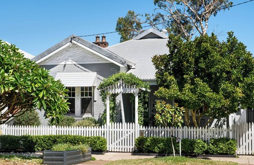 Mayfield East House | Family Home - Books, Yard & Central Location