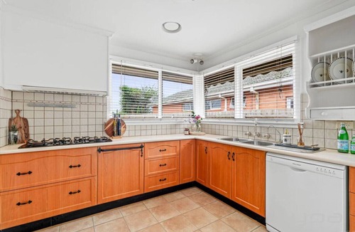 Werribee House | Family Home for 12 in Werribee