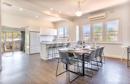 Quarry Hill House | Family home, pet friendly, sleeps 10, CBD 1km