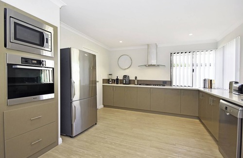 Tapping House | Family home with pool a/con
