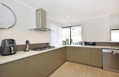 Tapping House | Family home with pool a/con
