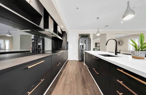 Mernda House | Family Retreat, Swim Spa & Basketball court