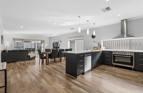 Brabham House | Family Stay Near Wineries & Cuddly Animal Farm
