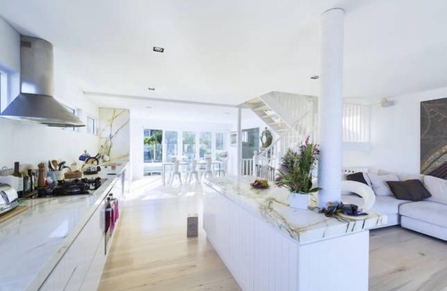 North Curl Curl House | Fantastic Beach House with Sensational Ocean Views. 3 min walk to Beach