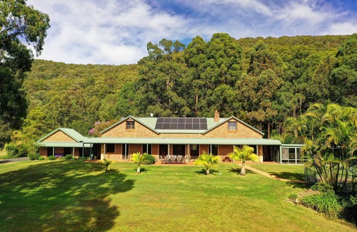 Coomba Bay House | Farm stay close to beaches. sleeps 21.