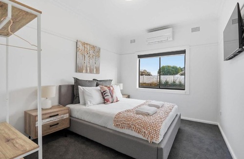 Perthville Apartment | Farmer's Stay Apt 1 - Roadhouse & Renovated Pub