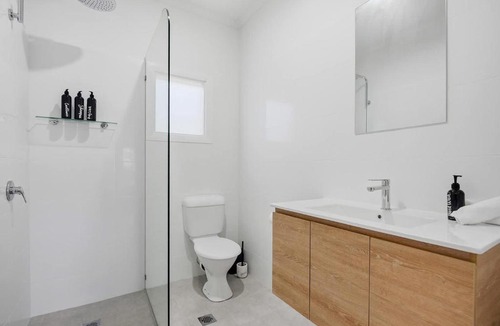 Perthville Apartment | Farmer's Stay Apt 1 - Roadhouse & Renovated Pub