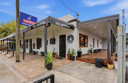 Perthville Apartment | Farmer's Stay Apt 1 - Roadhouse & Renovated Pub