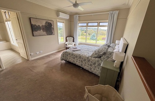 Nashdale House | Farmhouse on the mountain surrounded by wineries. Dog friendly!