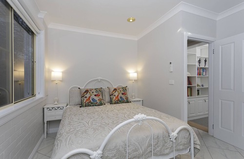 East Tamworth House | Federation 5 Bedroom Home - Walk to CBD - Full hot Breakfast provisions incl.