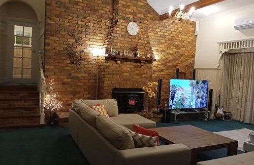 Lakes Entrance House | Federation Style 4 bedroom House with Ocean View