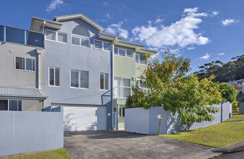 Fingal Bay House | Fingal Dawn - family friendly home, just 5 min walk from the beach!