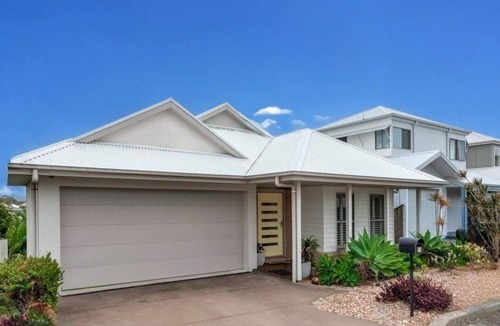 Caves Beach House | Finns - perfect location - access to resort pool and beach