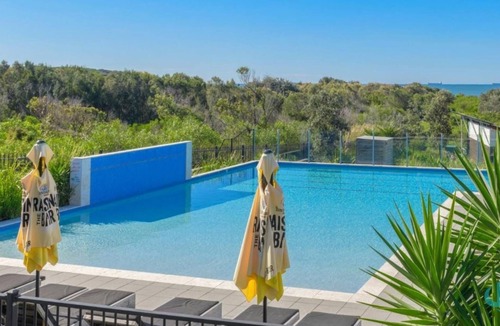 Caves Beach House | Finns - perfect location - access to resort pool and beach