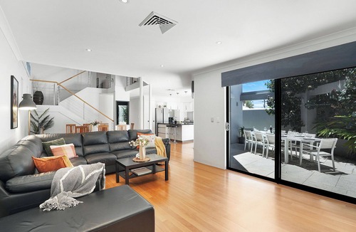 Karrinyup House | Fireplace Family Retreat | Walk to Karrinyup