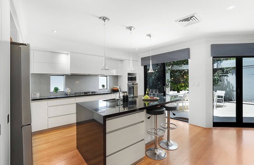 Karrinyup House | Fireplace Family Retreat | Walk to Karrinyup