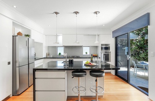 Karrinyup House | Fireplace Family Retreat | Walk to Karrinyup