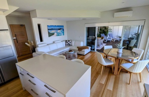Smiths Lake House | Fishtales On the Lake - Exclusive “Couples Only” Private Waterfront Retreat.