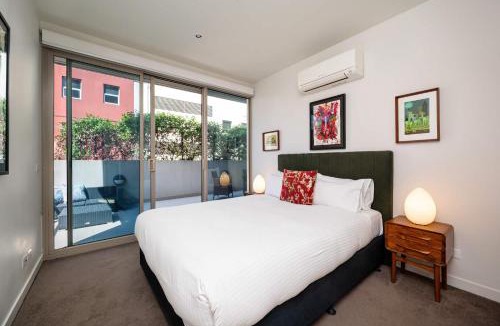 Collingwood North Apartment | Fitzroy Aptmnt Patio, Parking and Pet Friendly