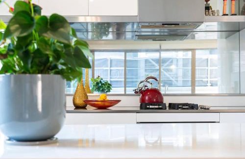 Collingwood North Apartment | Fitzroy Aptmnt Patio, Parking and Pet Friendly