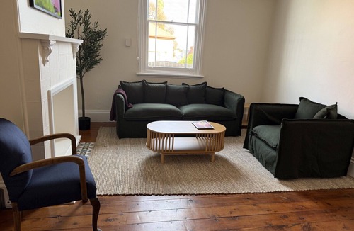 East Tamworth House | "Fitzroy House" - beautifully appointed CBD home