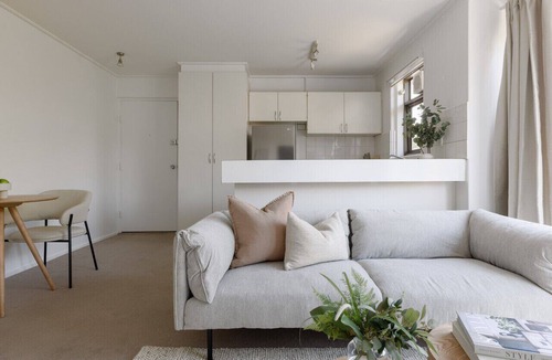 Fitzroy North Apartment | Fitzroy North Apt Steps to Edinburgh Gardens