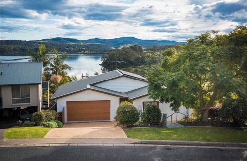 Merimbula House | Five Bedroom House with Pool - Sleeps up to 12