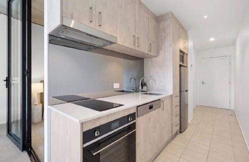 Kingston Apartment | Flat in Kingston @Canberra free parking , Pet allow