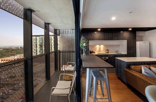 Adelaide Central Business District Apartment | Flinders St Apartment:Parking & Breakfast Included