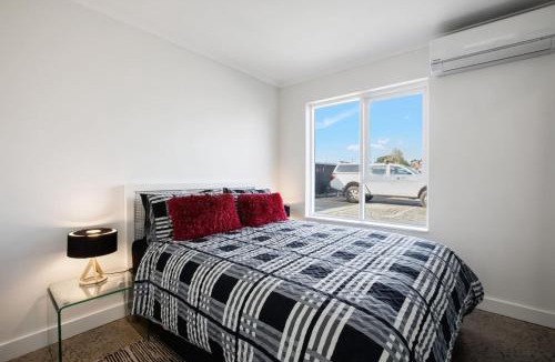 Melbourne Apartment | Fly Around Town in Chic Retreat