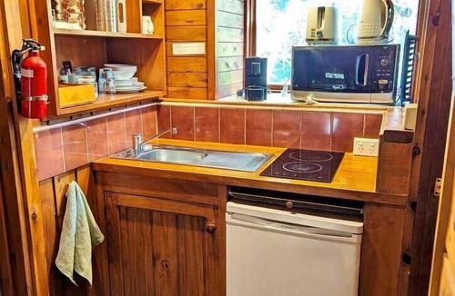 Warburton House | Forget Me Not Cottages- Green Room