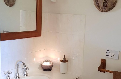Big Hill House | FREE 2PM CHECKOUT at ROLLING HILLS FARMSTAY at Big Hill, sleeps up to 16.