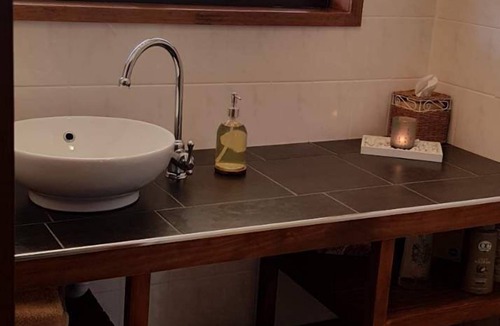 Big Hill House | FREE 2PM CHECKOUT at ROLLING HILLS FARMSTAY at Big Hill, sleeps up to 16.