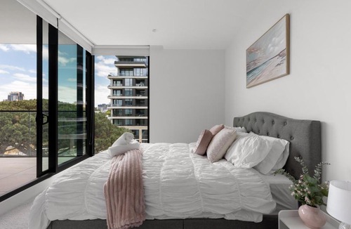 Moonee Ponds Apartment | Free parking - trackside apartment with pool, gym