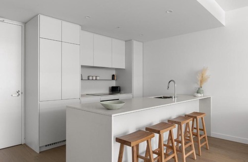 Moonee Ponds Apartment | Free parking - trackside apartment with pool, gym