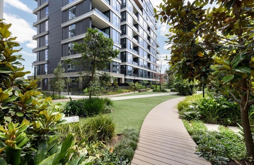 Moonee Ponds Apartment | Free parking - trackside apartment with pool, gym