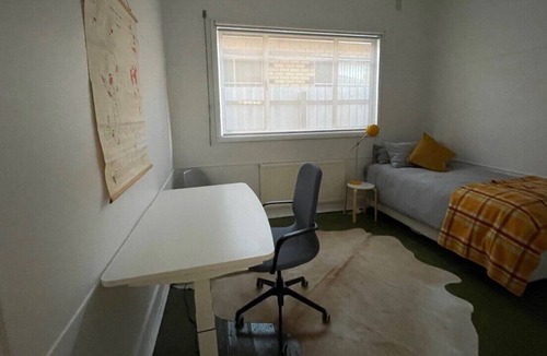 Seddon House | Freestanding House 5 Mins Walk to Seddon, Sunny Back Yard & Undercover car Port