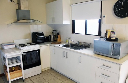 Kingscote Apartment | Fresh, relaxed 2 bedroom apartment, only 1.9kms from the beach, close to shops