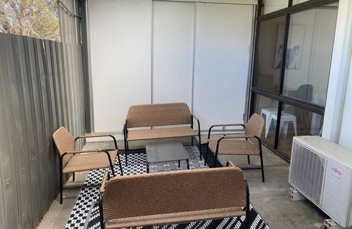 Kingscote Apartment | Fresh, relaxed 2 bedroom apartment, only 1.9kms from the beach, close to shops