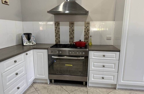Merredin House | Fully Equipped House - Walk to Shops and Train